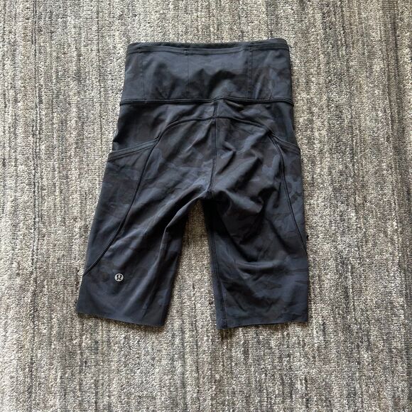 Lululemon Fast and Free Camo Bike Shorts, Pockets, Size 2 - Picture 3 of 6